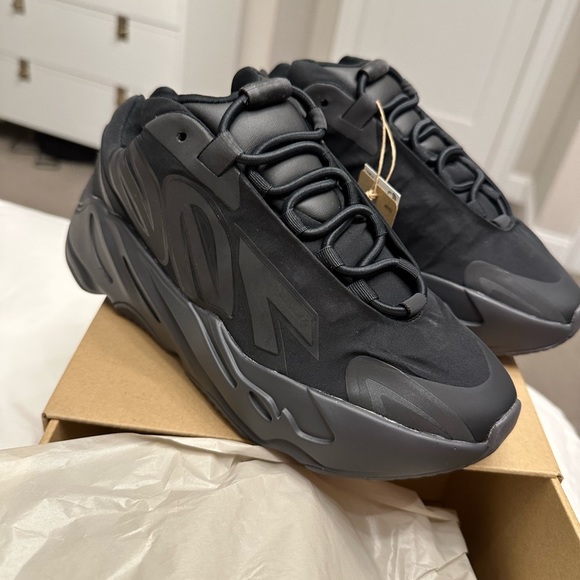 NIB AUTHENTIC YEEZY BOOST 700 MNVN ADULTS SIZE 5.5 - Picture 5 of 9